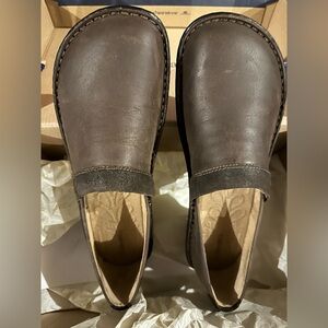 Bass Brown clogs